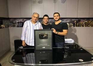 أحمد السبكي يحصل على درع "يوتيوب" بحوالي 3 ملايين مشترك