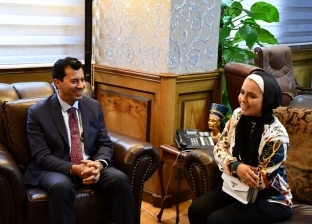 وزير الشباب والرياضة يكرّم الطالبة بائعة التين الشوكي (صور)
