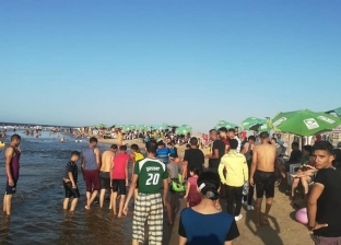 صور| استمرار توافد الآلاف المصطافين لقضاء إجازة العيد على شواطئ بلطيم