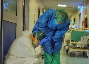 وفاة طبيب إيطالي بفيروس كورونا بسبب "نقص القفازات"