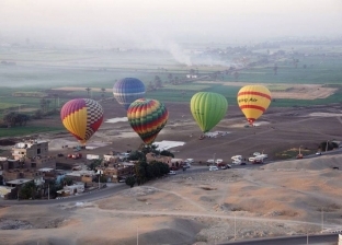 32 رحلة بالون طائر تحلق في سماء البر الغربي بالأقصر