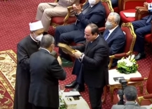 «الطيب» يهدي الرئيس السيسي نسخة من مصحف الأزهر الشريف
