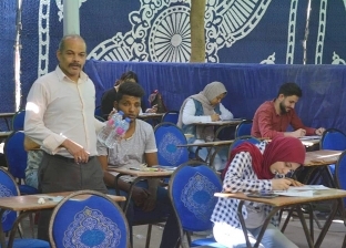 بالصور| "تجارة الإسكندرية" توزع مياه مجانًا على طلابها لمواجهة الحرارة