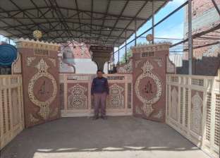 «رضا أرابيسك» يُبدع على جدران بيوت الله بربع التكلفة: 5 آلاف جنيه بالخامات