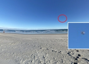 فيديو.. اكتشاف جسم غامض فوق شاطئ نيوزيلندا