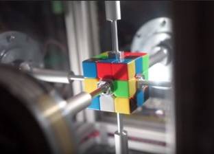 بالفيديو| روبوت أمريكي يعيد تجميع مكعب "روبك" في أقل من ثانية