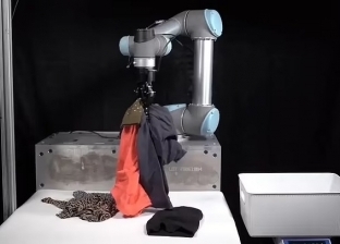 علماء يطورون روبوت جديدا لتنظيف الملابس.. يفرز الهدوم ويضعها في الغسالة
