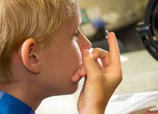 دراسة طبية: العدسات اللاصقة تساهم في الحد من تطور قصر النظر للأطفال