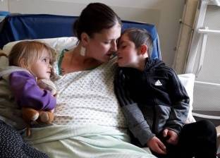 فيديو مؤثر.. أم مريضة بالسرطان تودع ابنها المعاق