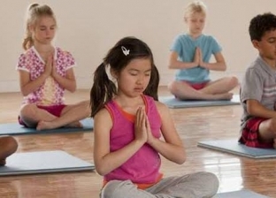 تقرير: ممارسة اليوجا تساعد على تهدئة أعصاب الأطفال قبل عودة الدراسة