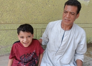 ضمور المخ يهدد حياة الطفل «عبدالناصر».. ووالده: «العلاج بـ2500 جنيه شهريا»