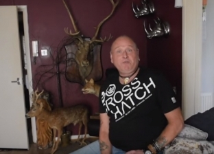 بالفيديو| بعد وفاة صديقه.. بريطاني يحول بيته لحديقة حيوانات مُحنطة