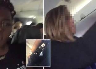 بالفيديو| فضيحة عنصرية على متن طائرة أمريكية