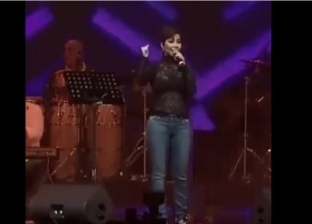 فيديو| شيرين تشعل حفل القرية العالمية في دبي بعدد من أغانيها