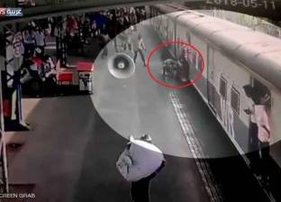 بالفيديو| رجل أمن ينقذ طفلة من الموت تحت عجلات القطار بأعجوبة