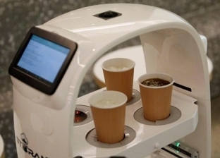 صور.. مقهى في كوريا يلجأ إلى الـ"روبوت" للتغلب على أزمة كورونا