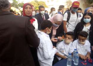 أطفال يفاجئون وزيرة التضامن بـ"شيشة وسجائر" من الصلصال: دي بتموت الناس