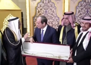 مشايخ سيناء يقدمون هدية للرئيس السيسي بمناسبة ذكرى العاشر من رمضان