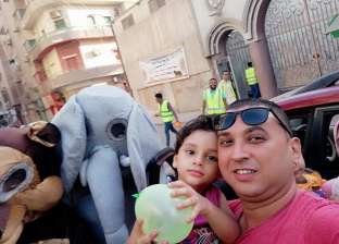 أقباط بني سويف يشاركون فرحة عيد الأضحى بتوزيع البالونات والشيكولاتة