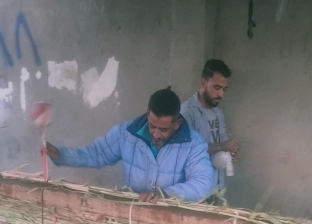 «إبراهيم وفرج» يعملان في صناعة الحصر من البوص: «نفسنا في ورشة خاصة»