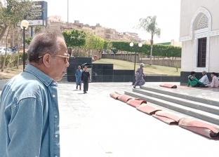 الفنان محمد محمود يصل مسجد فاطمة الشربتلي لحضور صلاة الجنازة على شيرين الطحان