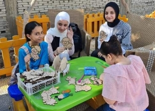 «شيماء» تسعد قلوب الأطفال بورشة لتصنيع «ماكيتات العيد»: بعلمهم يعملوا خروف