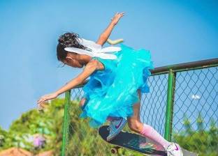 بالصور| "طفلة التزحلق".. تمارس الرياضة بفستان قصير في شوارع البرازيل