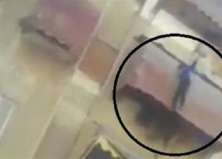 «وربنا ما أنا قاعد».. طفل يلقي بنفسه من الطابق الثالث ببورسعيد (فيديو)