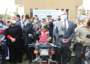 وزيرة التضامن توزع 31 دراجة نارية على ذوي الإعاقة ببني سويف