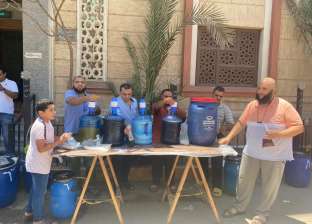 شباب يوزعون المشروبات المثلجة مجانا على أهالي بيلا بكفر الشيخ لمواجهة الحر