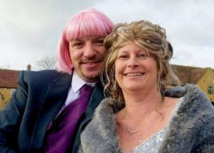 بالصور| رجل يرتدي شعرا مستعارا لدعم زوجته في رحلة علاجها من السرطان