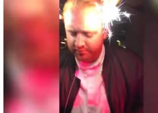 بالفيديو.. عارض مرح يشعل النار في شعره بحفل عيد ميلاد