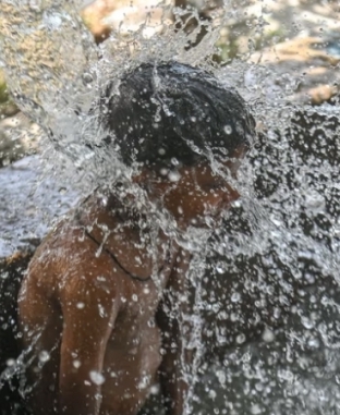 أحد الهنود يلجأ للماء لتبريد جسده