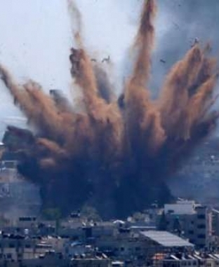 إلقاء القنابل على قطاع غزة