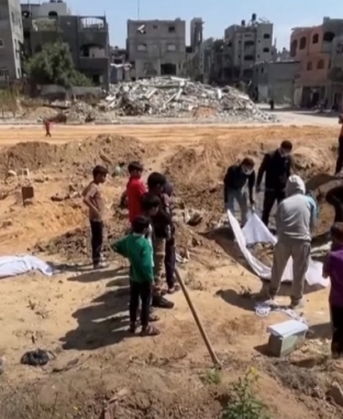 الفلسطينيون يبحثون عن جثث الآلاف من ذويهم تحت الأنقاض