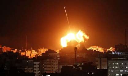 إعلام فلسطيني: طائرات الاحتلال الإسرائيلي تقصف منزلا في حي الزيتون بمدينة غزة