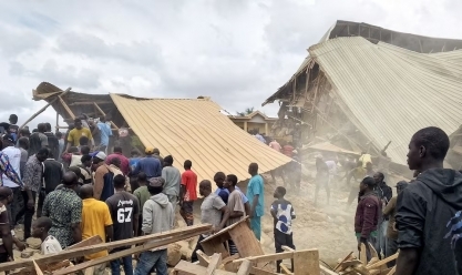 وفاة 22 شخصًا في انهيار مدرسة بوسط نيجيريا.. كانوا محاصرين تحت الأنقاض