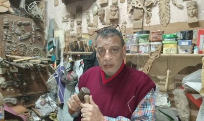 «مجدي» يحول مخلفات الأخشاب إلى تحف فنية: ورثت المهنة من والدي