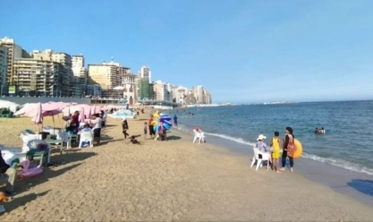 هدوء في شواطئ الإسكندرية ورفع الرايات الخضراء والصفراء (صور)