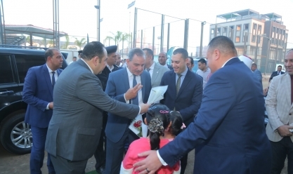 محافظ كفر الشيخ يقدم هدايا للمصلين والأطفال عقب صلاة عيد الفطر