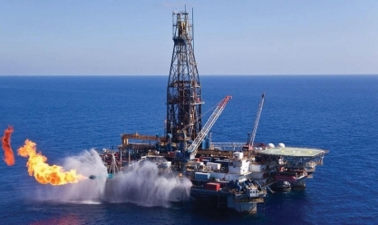 «البترول» تنفي سحب شركة إيني سفينة حفر من موقع أكبر حقل غاز في مصر