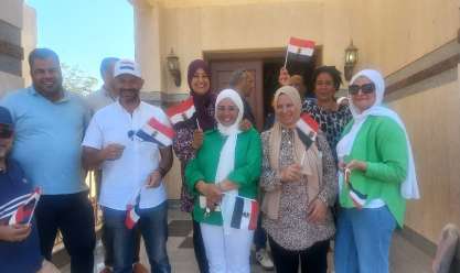 وفود من مواطني جنوب سيناء أمام مكاتب الشهر العقاري لتأييد ترشح الرئيس السيسي