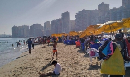 إقبال كبير على شواطئ الإسكندرية في «الويك إند» هربا من حرارة الجو (صور)