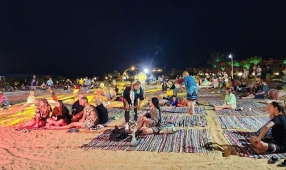 ليلة بدوية لنزلاء فنادق مرسى علم.. أكلات على الشاطئ لتنشيط السياحة (صور)