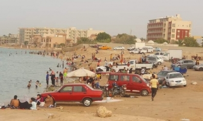 توافد الآلاف على الشواطئ العامة بالغردقة هربا من حرارة الطقس