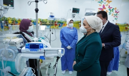 انتصار السيسي تزور مستشفى العاصمة الإدارية للاطمئنان على الأطفال الفلسطينيين