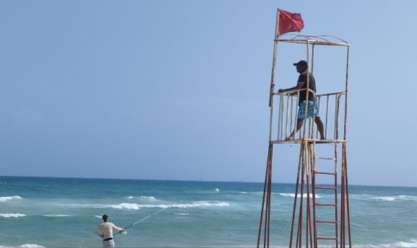 رفع الرايات الحمراء على شواطئ الإسكندرية بسبب ارتفاع الأمواج (صور)