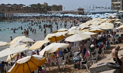 إقبال كبير على شواطئ الإسكندرية في «الويك إند» بسبب ارتفاع الحرارة (صور وفيديو)