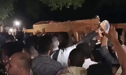 تشييع جثامين 5 من أسرة واحدة ضحايا تصادم قطار بـ«توكتوك» في البحيرة.. «كانوا رايحين فرح»