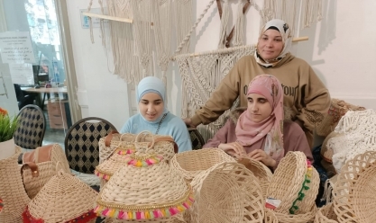 فتاتان بالإسكندرية تصنعان فوانيس رمضان من «البامبو» رغم فقدان البصر